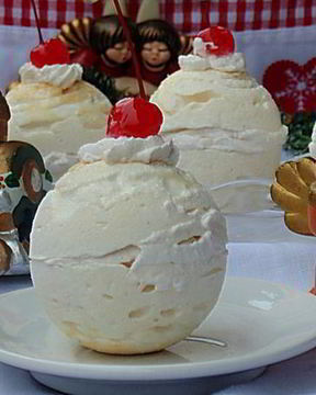 Безе с вишней Снежный шар