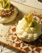 Корзинки безе с кремом Шарлотт и фруктами