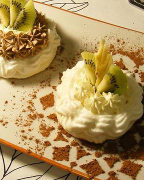 Корзинки безе с кремом Шарлотт и фруктами