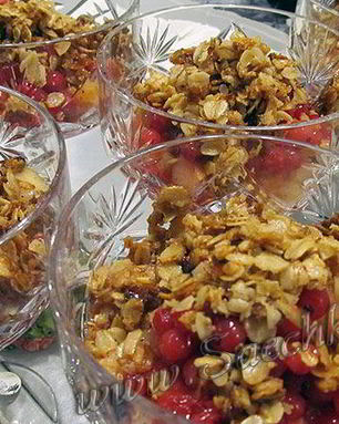 Десерт из яблок и смородины