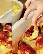 Йоркширский пудинг с колбасками в луковом соусе