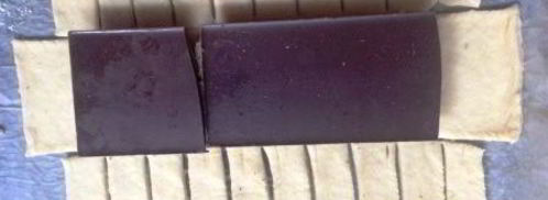 коса с целой плиткой шоколада, халвой и бананом. Шаг 8