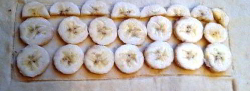 коса с целой плиткой шоколада, халвой и бананом. Шаг 10