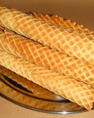 Вафельная трубочка с халвой