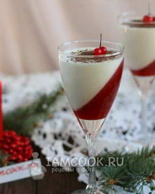 Клубнично-сливочный десерт в бокале