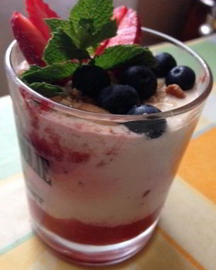 Клубничный десерт с творогом, ванилью и кешью