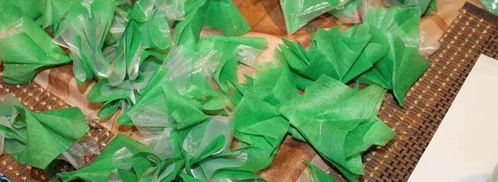 елка из шампанского и конфет. Шаг 24