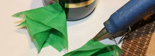 елка из шампанского и конфет. Шаг 26