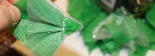 елка из шампанского и конфет. Шаг 31