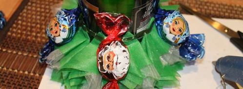 елка из шампанского и конфет. Шаг 33