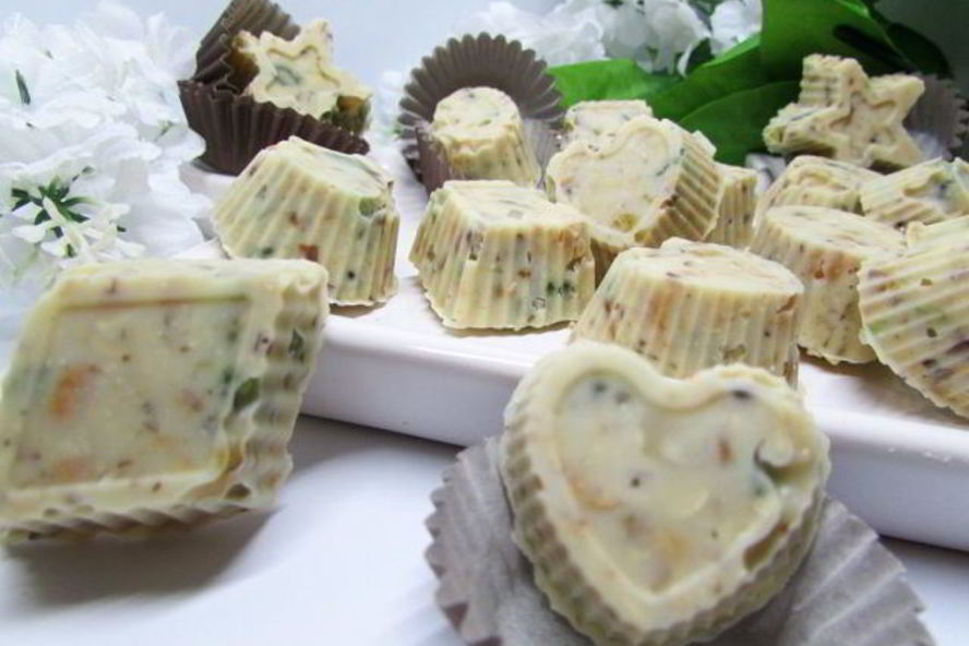 Рецепт конфет из белого шоколада с орешками и цукатами