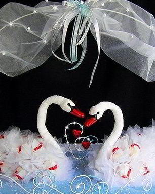 Лебеди из конфет