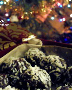 Мятно-кокосовые шоколадные конфеты с вяленой вишней