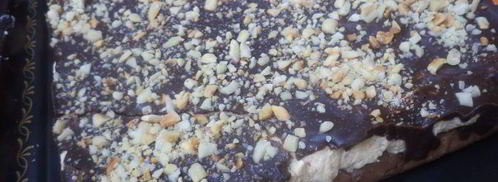 арахисовый десерт с карамельным кремом и шоколадной глазурью без выпечки. Шаг 8