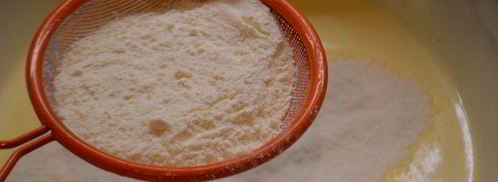 бисквитный рулет с манго и сметанным кремом. Шаг 3