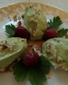 Крем из авокадо с малиновым соусом