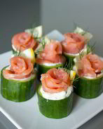 Лосось со сливочным кремом в стаканчиках из огурца