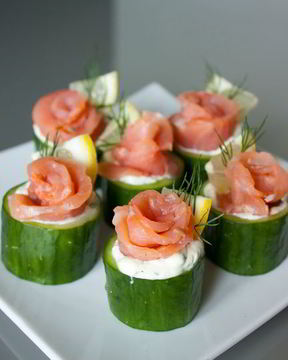 Лосось со сливочным кремом в стаканчиках из огурца