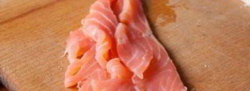 лосось со сливочным кремом в стаканчиках из огурца. Шаг 4