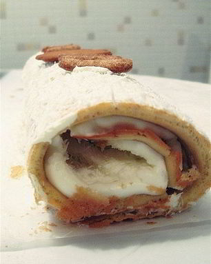 Миндальный рулет с кремом