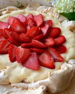 Павлова с клубникой и заварным кремом