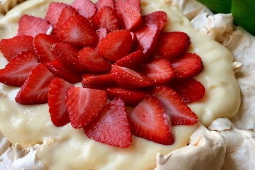 Рецепт павловой с клубникой и заварным кремом