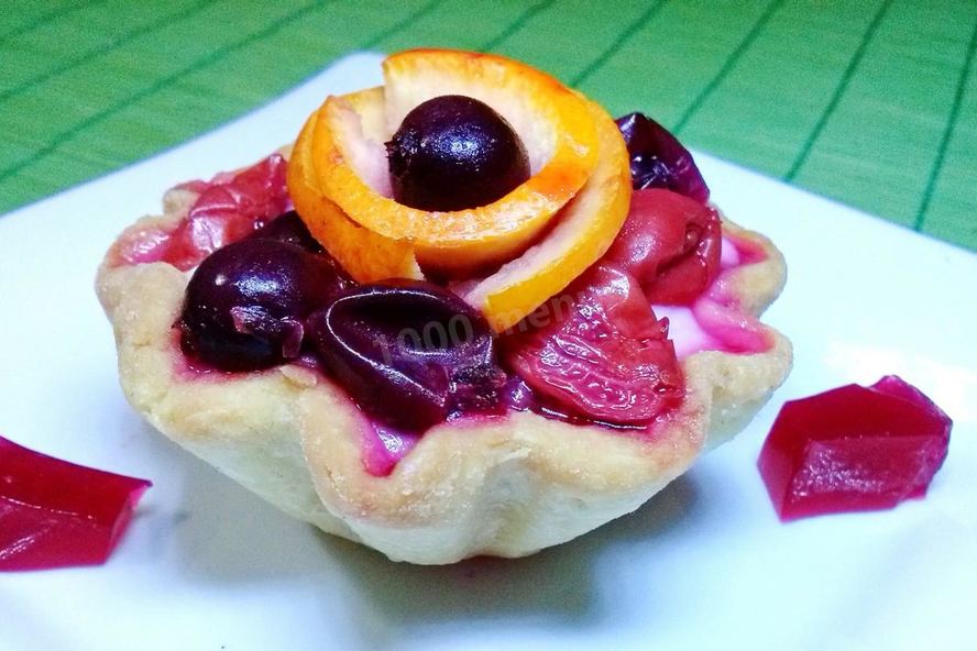 Рецепт песочных корзинок с кремом и ягодами