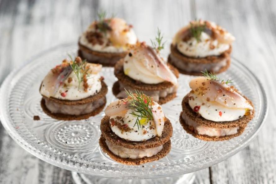 Рецепт закусочных шарлоток из бородинского хлеба, сельди и сметанного крема