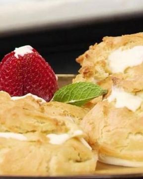 Заварные булочки с кремом и клубникой