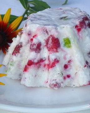 Малиновый десерт с цукатами и орехами