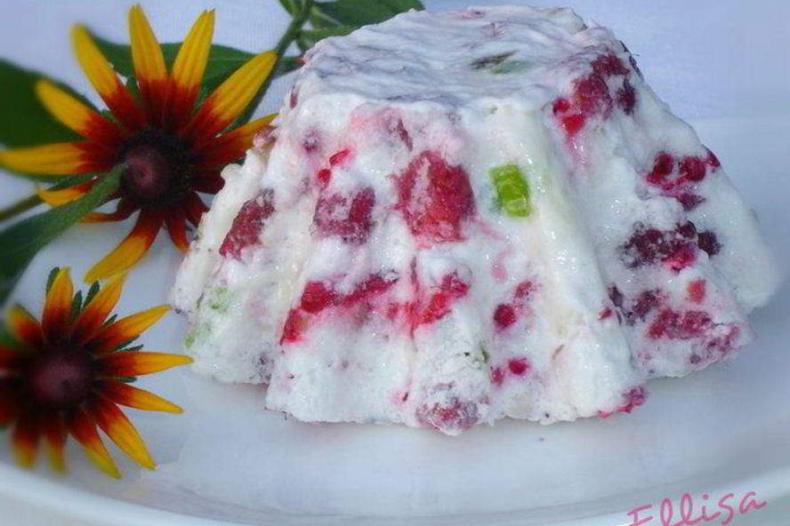 Рецепт малинового десерта с цукатами и орехами