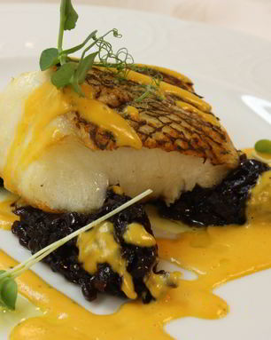 Чилийский сибасс с луковым мармеладом и пряным соусом из батата