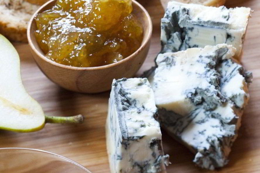 Рецепт горгонзолы с хлебом, медом и мармеладом