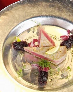 Тунец с луковым мармеладом и ореховым соусом