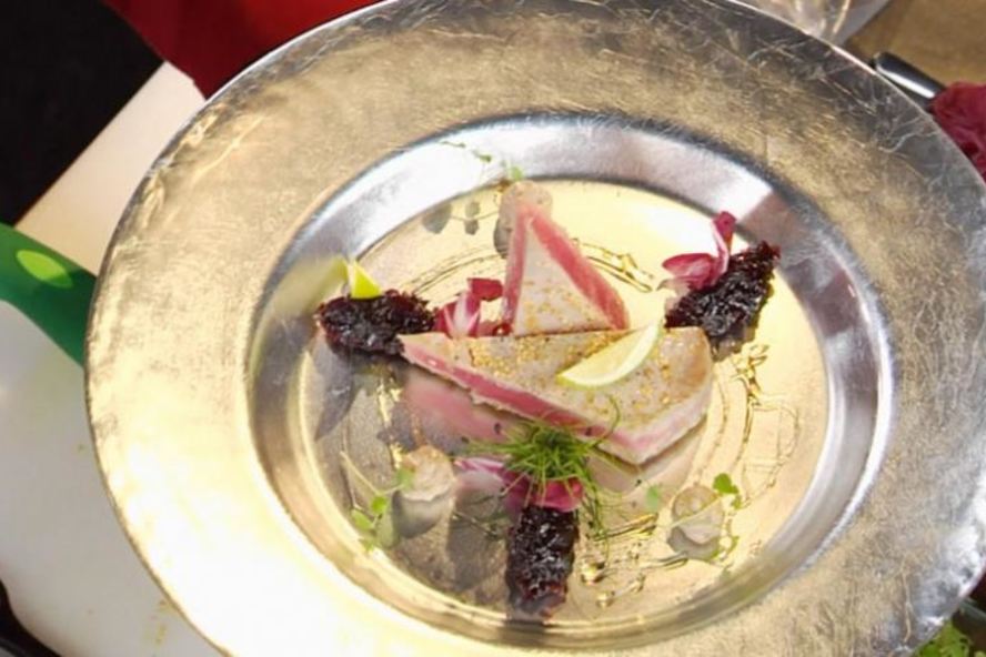 Рецепт тунца с луковым мармеладом и ореховым соусом