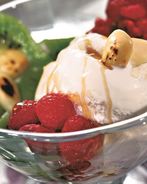 Мороженое с малиной и киви