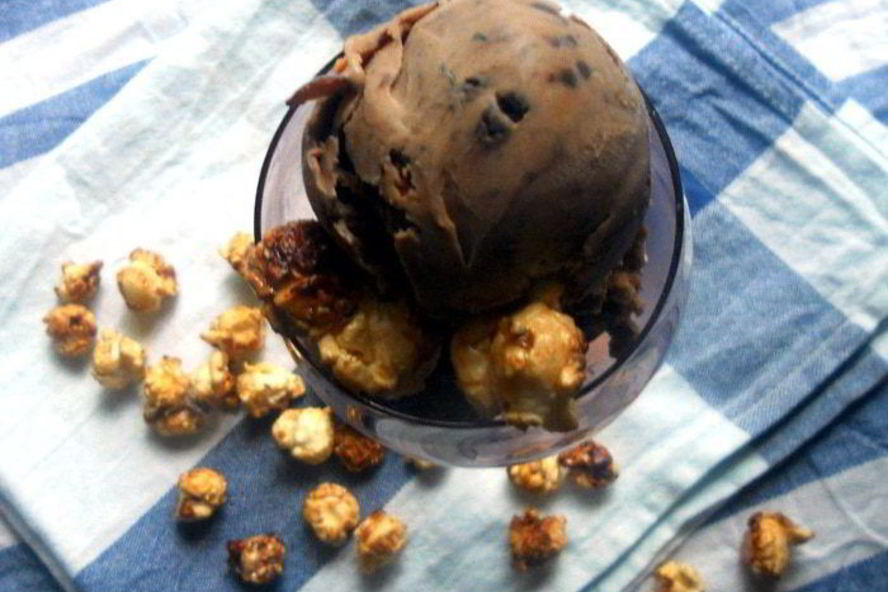 Рецепт мороженого с попкорном и вареной сгущенкой