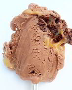 Шоколадное мороженое с брауни и карамельной прослойкой