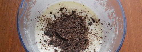 сливочное мороженое с кусочками шоколада и карамельным соусом. Шаг 4