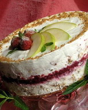 Торт-мороженое с безе и красными ягодами