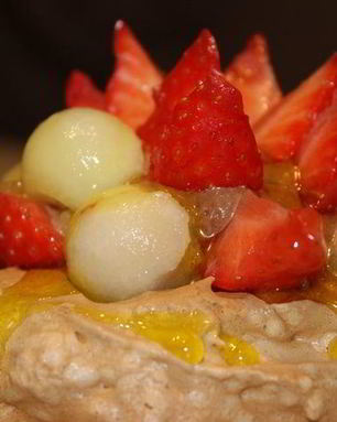 Безе с шоколадным муссом и фруктами