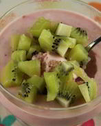 Йогуртово-клубничный мусс с киви