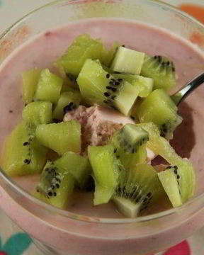 Йогуртово-клубничный мусс с киви