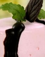 Мусс молочный с шоколадным соусом