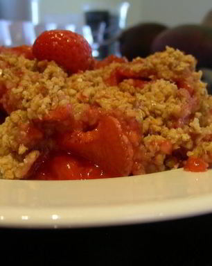 Овсяно-миндальный крамбл с клубникой