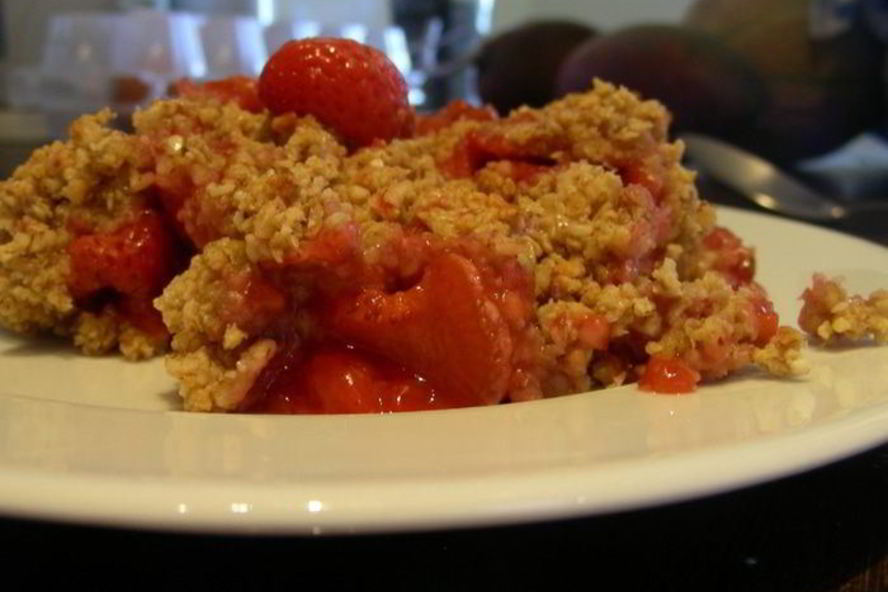 Рецепт овсяно-миндального крамбл с клубникой