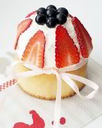 Ванильный пасхальный кулич с ягодами