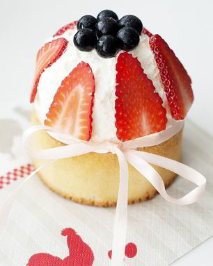 Ванильный пасхальный кулич с ягодами