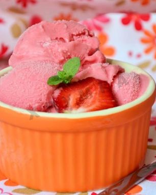 Мороженое домашний клубничный щербет из йогурта