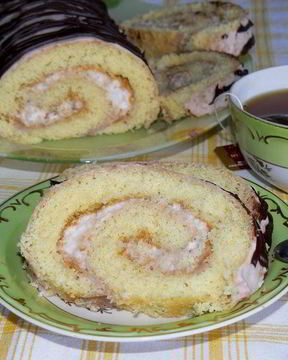 Рулет бисквитный с клубнично-сливочным суфле